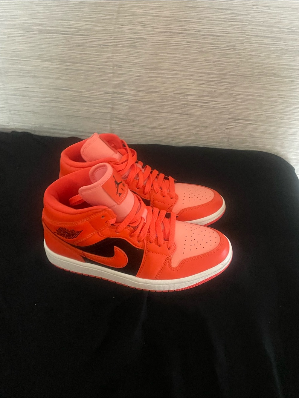 Jordan 1 ( size 8.5 woman’s) send offers